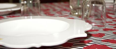 Haartrockner, Handtücher, Seife, Toilettenpapier