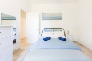 4 bedrooms, iron/ironing board, WiFi, bed sheets