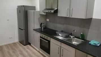 Micro-ondes, cafetiĂšre/bouilloire