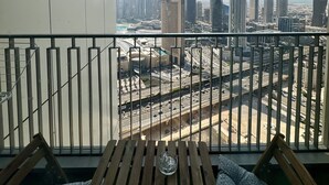 Un balcon offrant une vue sur le paysage urbain, notamment sur le Burj Khalifa.