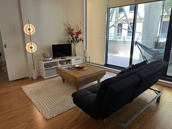 Smart TV, books - Stylish large 1 bedroom Best location comfortable (Haymarket)