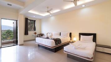 Family Room | Desk, free WiFi, bed sheets