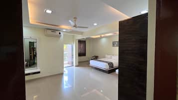 Family Room | Desk, free WiFi, bed sheets