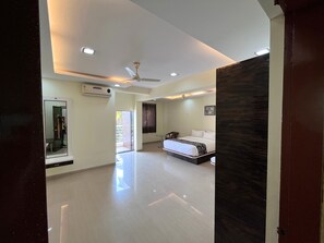 Family Room | Desk, free WiFi, bed sheets