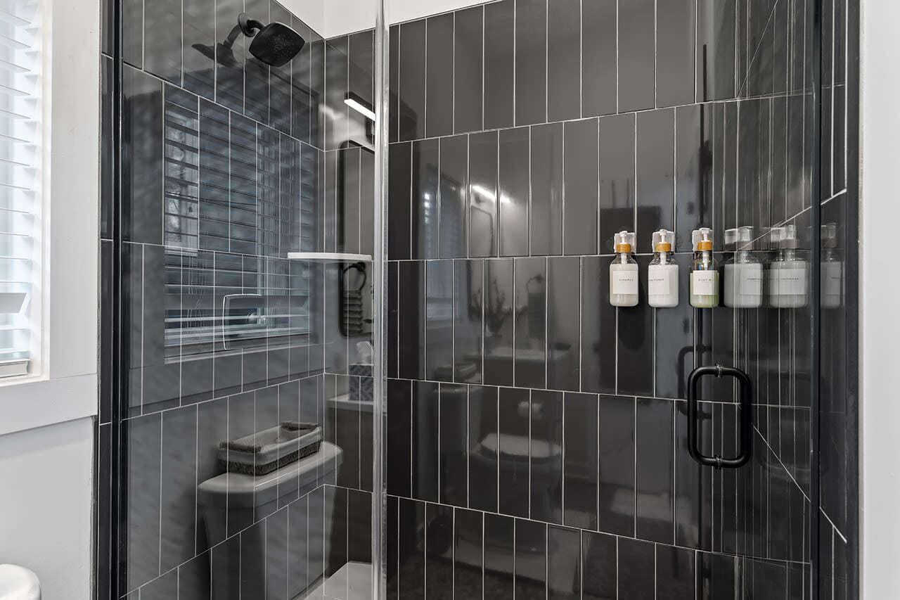 Dusche, Haartrockner, Handtücher, Shampoo