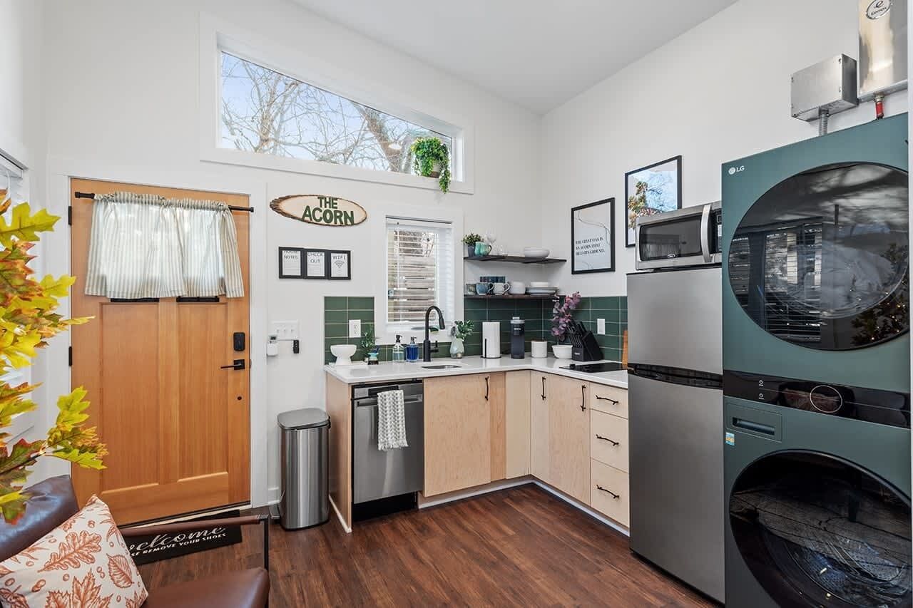 Coffee/tea maker, fridge, microwave, stovetop