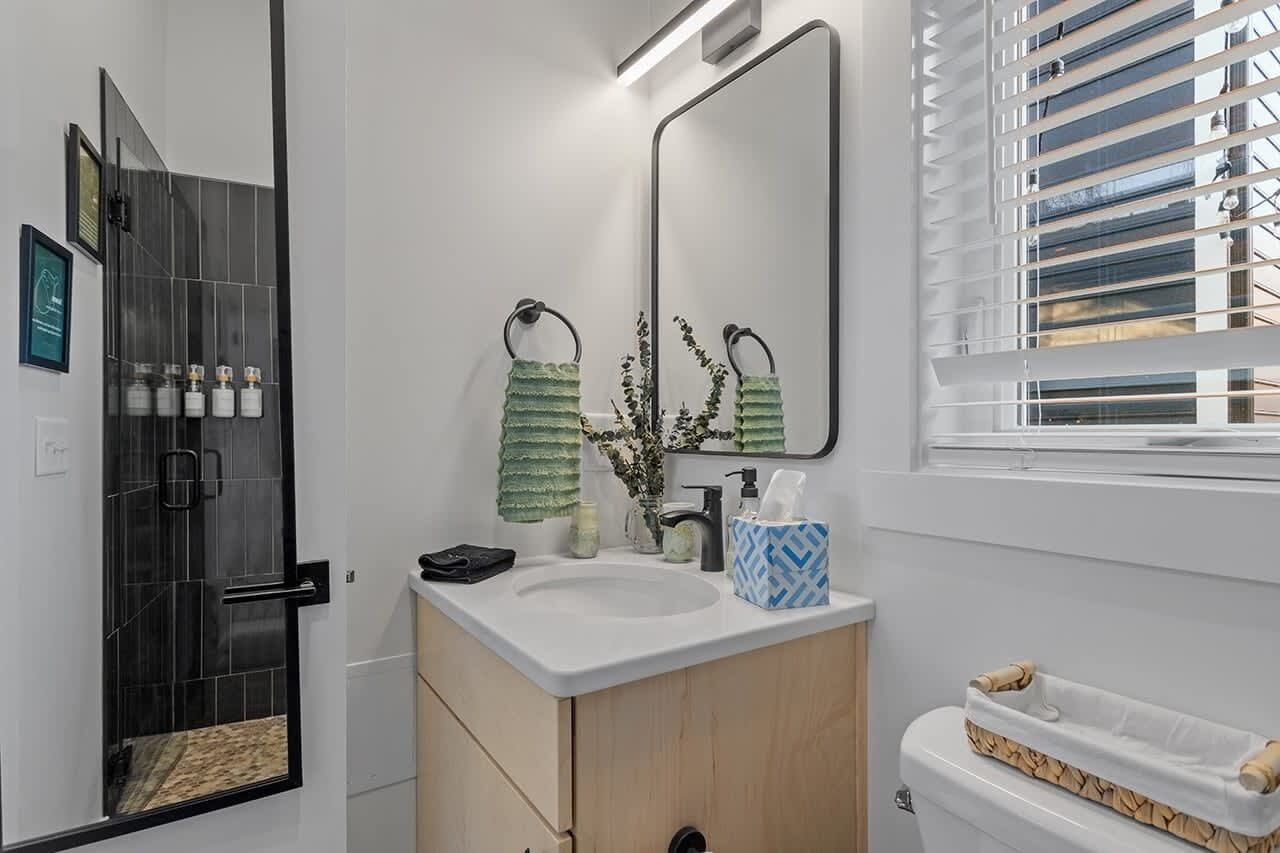 Dusche, Haartrockner, Handtücher, Shampoo