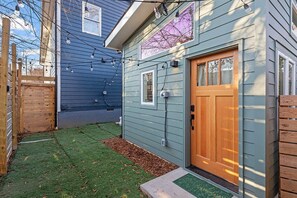 Property grounds - The Acorn - Studio w/ Kitchen, AC, WiFi, Washer (Raleigh)