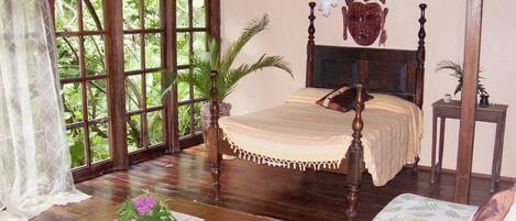 2 bedrooms, desk, iron/ironing board, WiFi