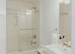 Shower, hair dryer, towels, shampoo - The Sundance Cottage (Wrightsville Beach)