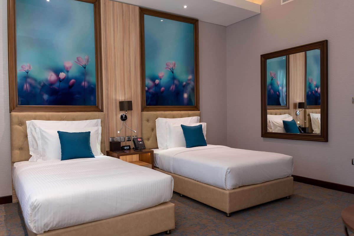 Een minibar, een kluis op de kamer, een bureau, een laptopwerkplek