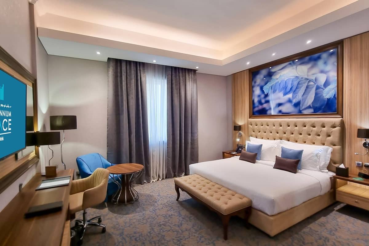 Een minibar, een kluis op de kamer, een bureau, een laptopwerkplek