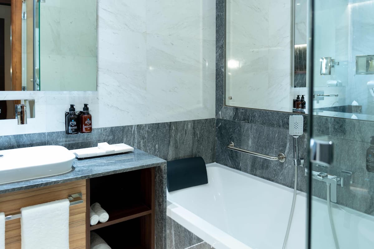 Premium kamer, 1 kingsize bed | Een minibar, een kluis op de kamer, een bureau, een laptopwerkplek