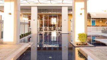 Piscine intérieure, piscine extérieure