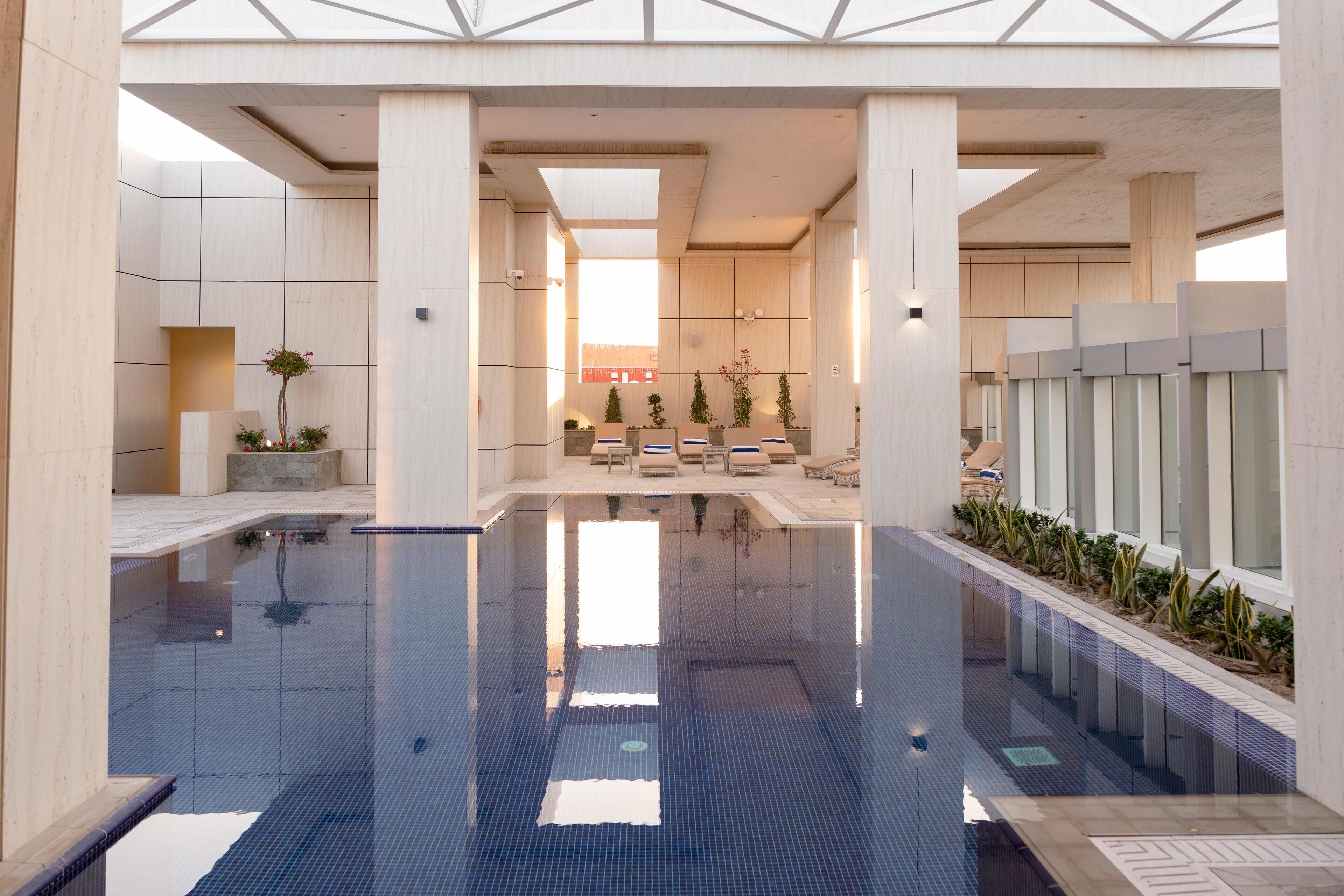 Een binnenzwembad, een buitenzwembad