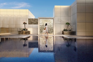 Kolam renang indoor dan kolam renang outdoor