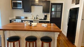 Signature Cottage, 2 Bedrooms, Non Smoking, Patio | Private kitchen | Fridge, microwave, oven, stovetop