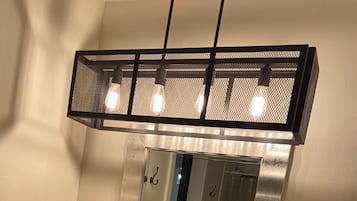 Signature cottage, 2 slaapkamers, niet-roken, patio | Badkamer | Een douche, gratis toiletartikelen, een haardroger, handdoeken