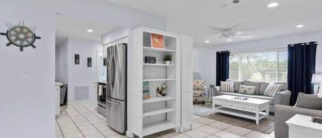 Tv, eldstad och kontor