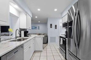 冷蔵庫、電子レンジ、オーブン、コンロ