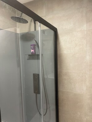 Hårtørrer, håndklæder, Sæbe, Toiletpapir