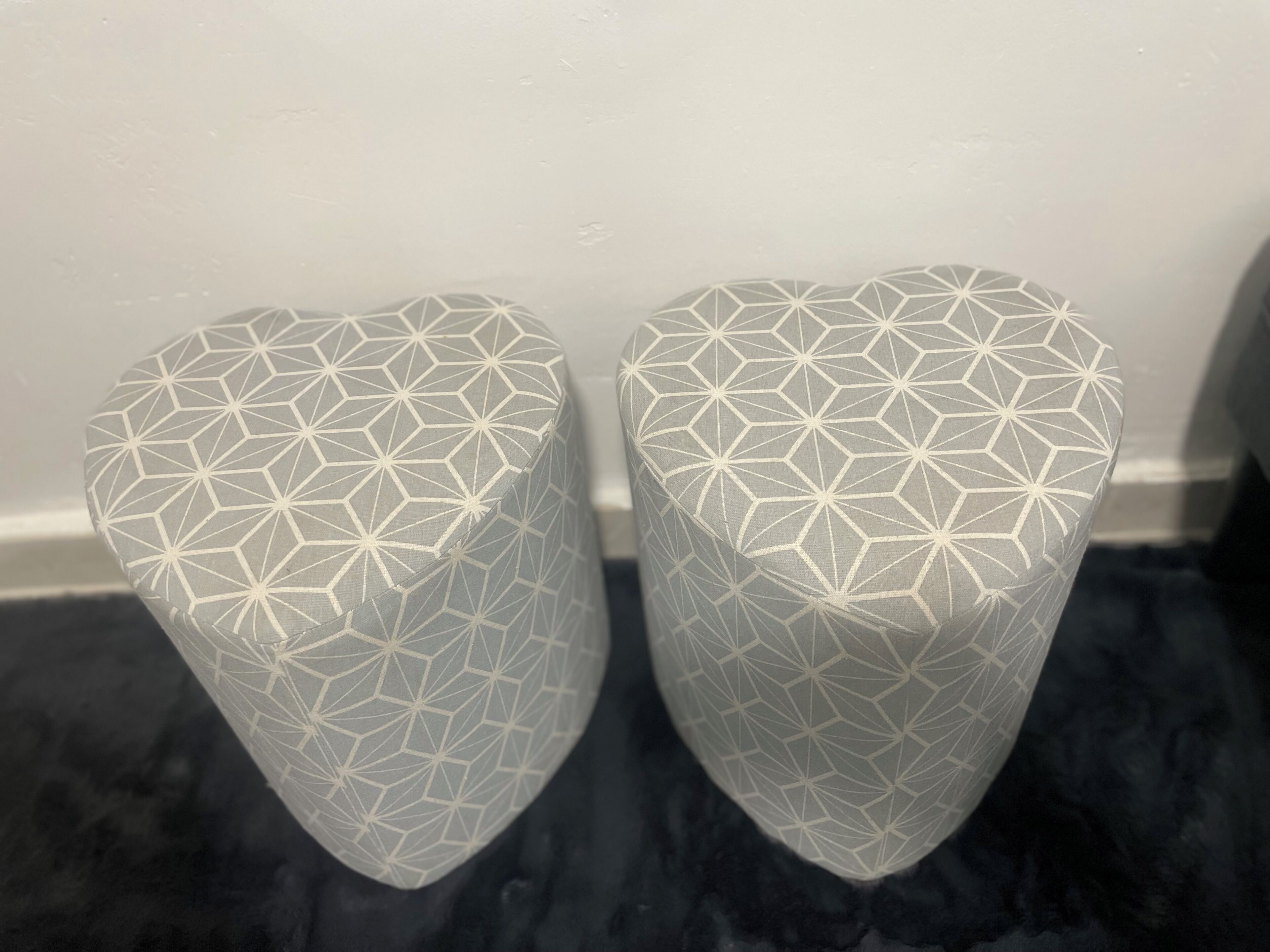 Två hjärtformade pallar med ett geometriskt mönster.