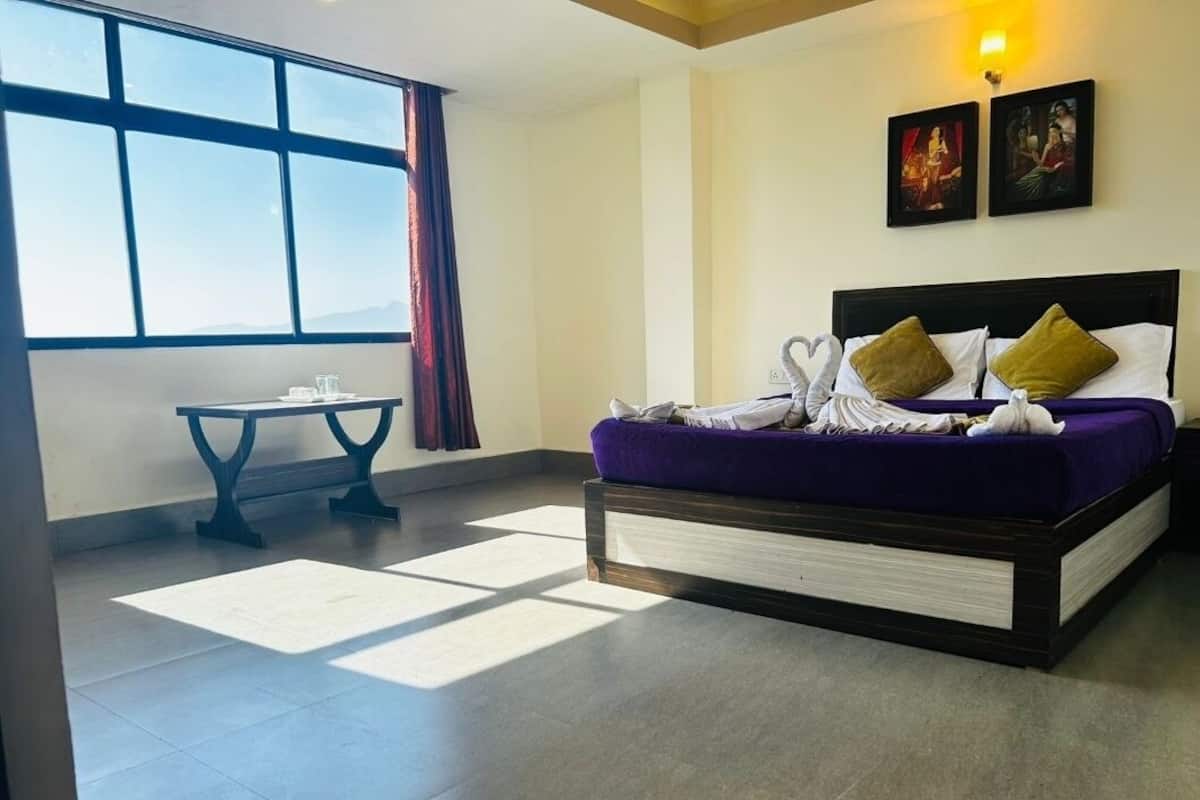 Studio Suite | Premium bedding, desk, laptop workspace, free WiFi