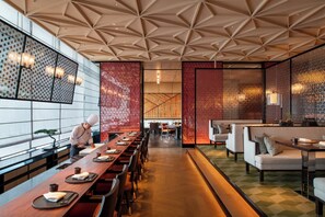 4 restaurants, breakfast, lunch served; local and international cuisine - Four Seasons Hotel Dalian (Dalian)