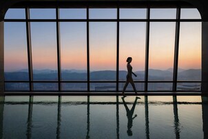 Una piscina cubierta (de 06:00 a 22:30), tumbonas