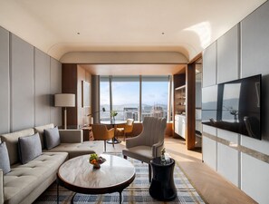 Hypo-allergenic bedding, down comforters, minibar, in-room safe - Four Seasons Hotel Dalian (Dalian)