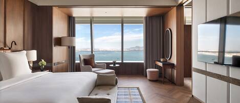 Suite (Ambassador, King) | Ropa de cama hipoalergénica, edredón y minibar