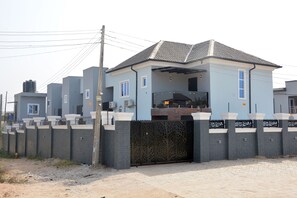 Front of property - HABBOT LUXURY APARTMENT (Ibadan)