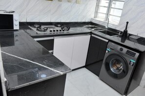 Executive Apartment | Private kitchen | Full-size fridge, microwave, blender, cookware/dishes/utensils - HABBOT LUXURY APARTMENT (Ibadan)