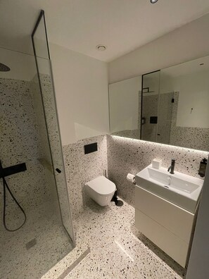 Shower, hair dryer, towels, soap - Modern living apartment with two bedrooms. 10-minute walk to the city center!  (Porto)