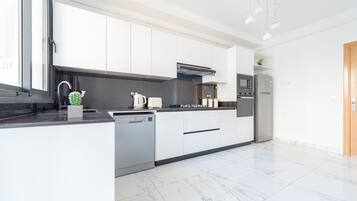 Apartment | Private kitchen | Full-sized fridge, microwave, oven, stovetop