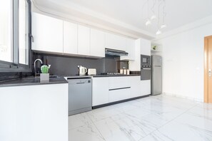 公寓 | 私人廚房 | 大型冰箱、微波爐、烤箱、爐台