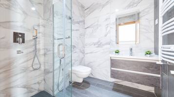 Apartment | Bathroom | Hydromassage showerhead, free toiletries, hair dryer, towels