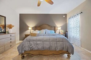 3 soverom, skrivebord, strykejern/-brett og reiseseng for barn