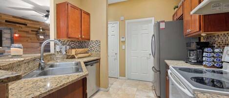 Frigorífico, microondas, horno y placa de cocina