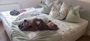 2 habitaciones, tabla de planchar con plancha y cuna de viaje 