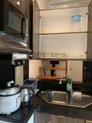 Frigorífico, microondas, placa de cocina y lavavajillas