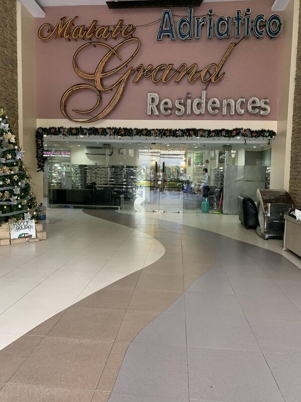 Lobby - CONDOTEL DE AMOR
74 sq.M 
8 guest,2 bath,2 shower,2 queen size beds with loft. (Manila)