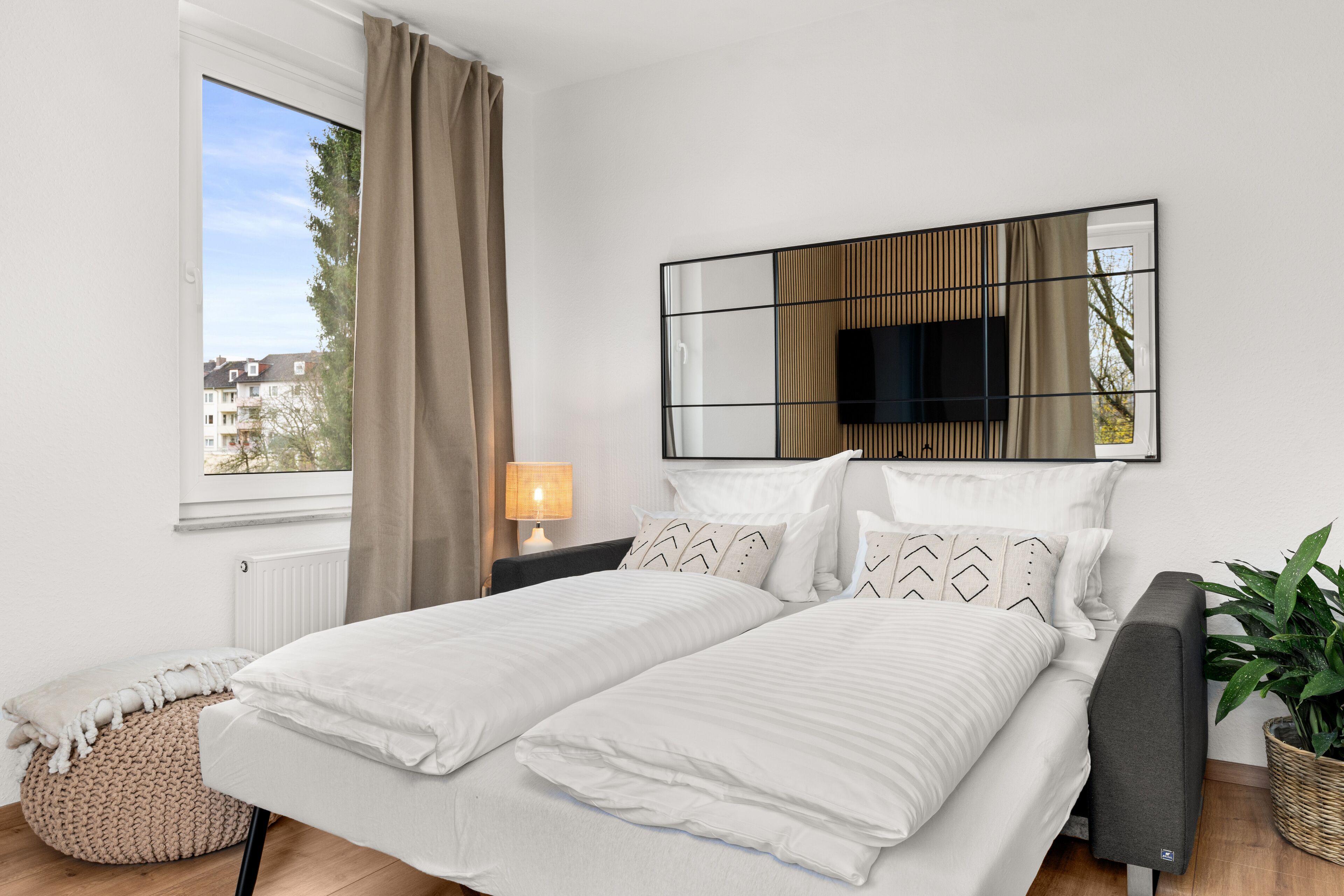 3 soverom, skrivebord, strykejern/-brett og reiseseng for barn