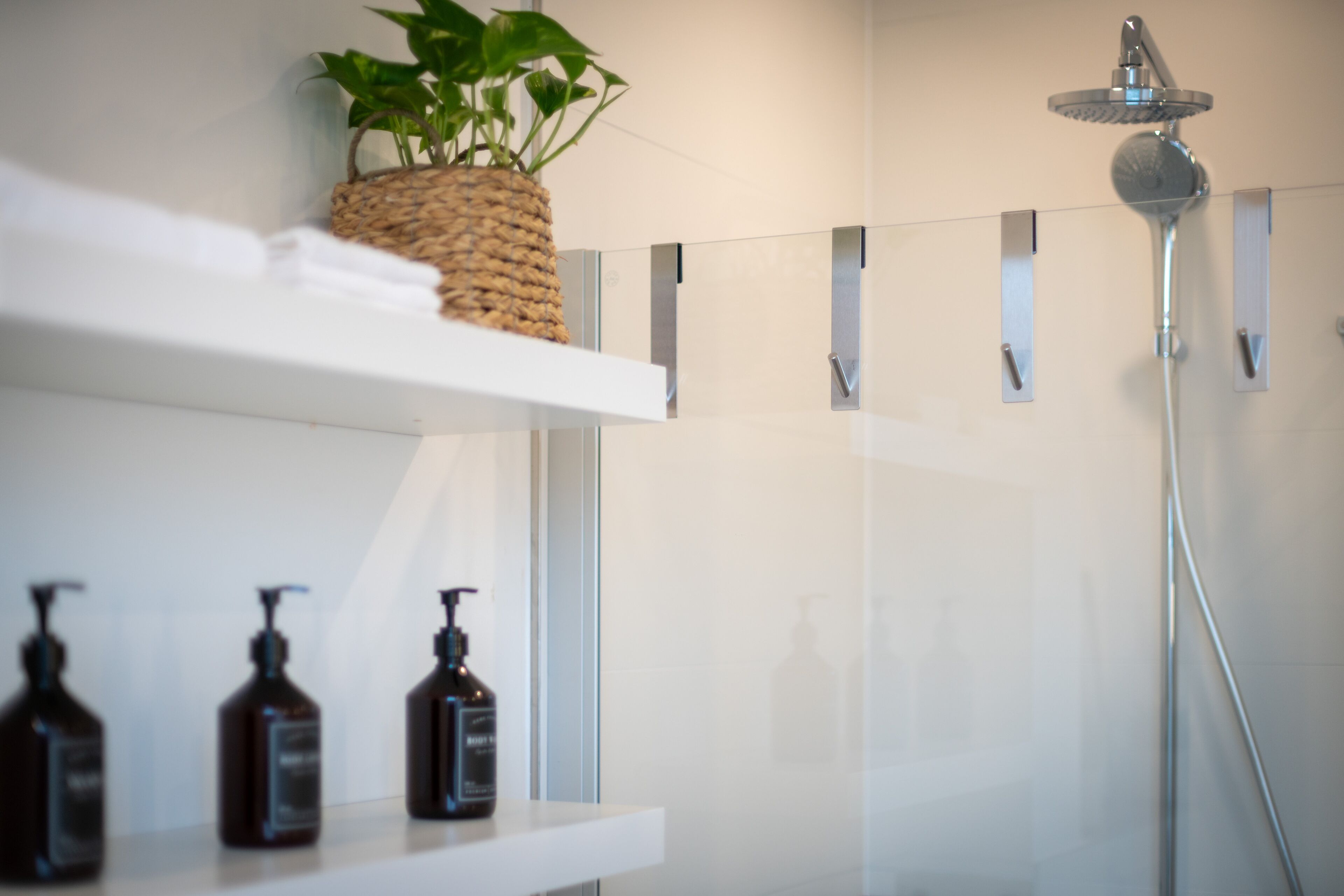 Dusche, umweltfreundliche Kosmetikartikel, Haartrockner, Handtücher