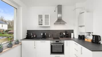 Frigorifero, microonde, forno, piano cottura
