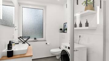 Regadera, amenidades de baño ecológicas, secadora de cabello, toallas