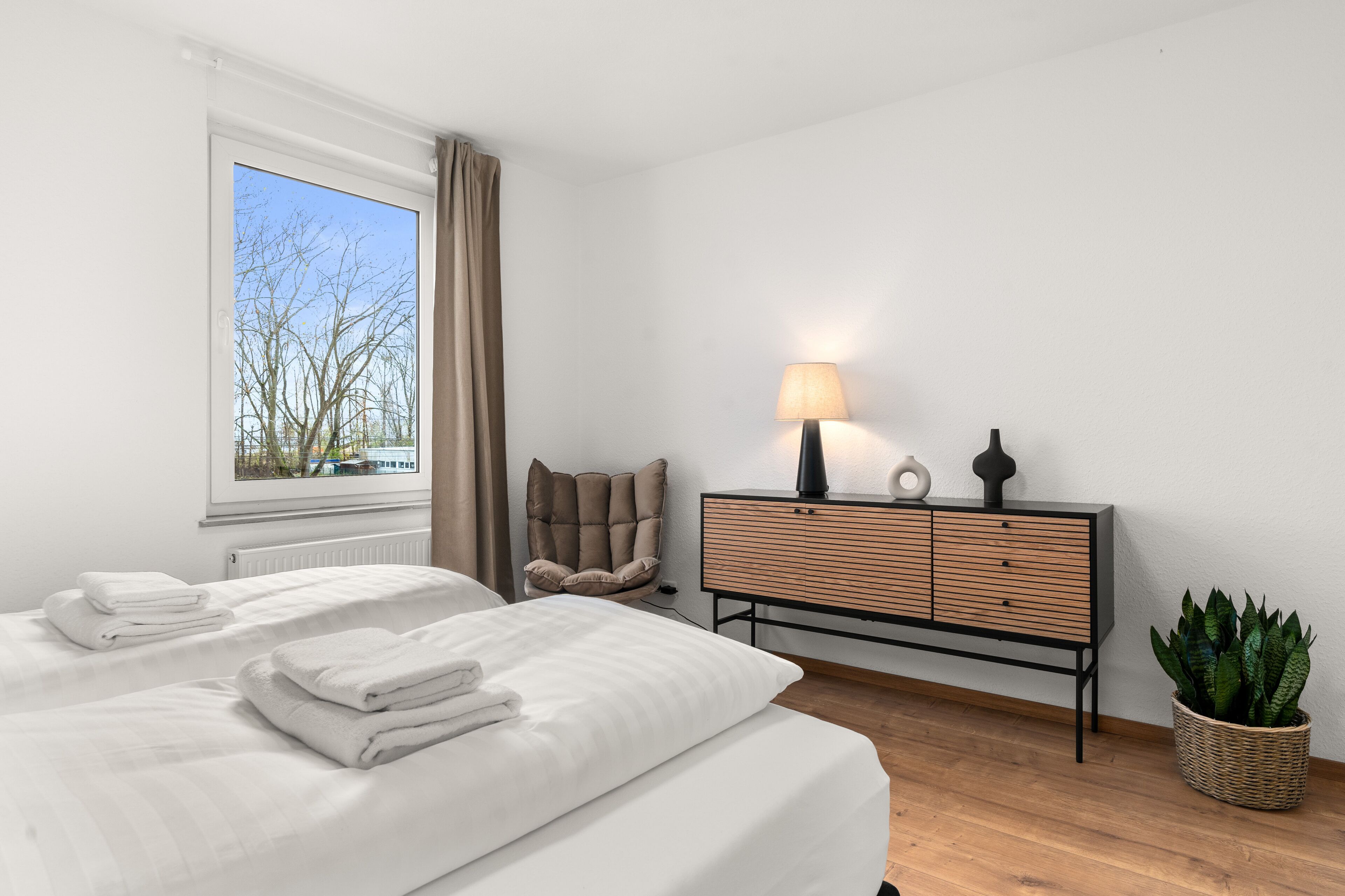 3 habitaciones, escritorio y tabla de planchar con plancha 