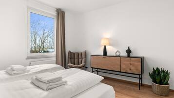 3 habitaciones, escritorio y tabla de planchar con plancha