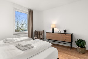 3 slaapkamers, een bureau, een strijkplank/strijkijzer, reisbedje
