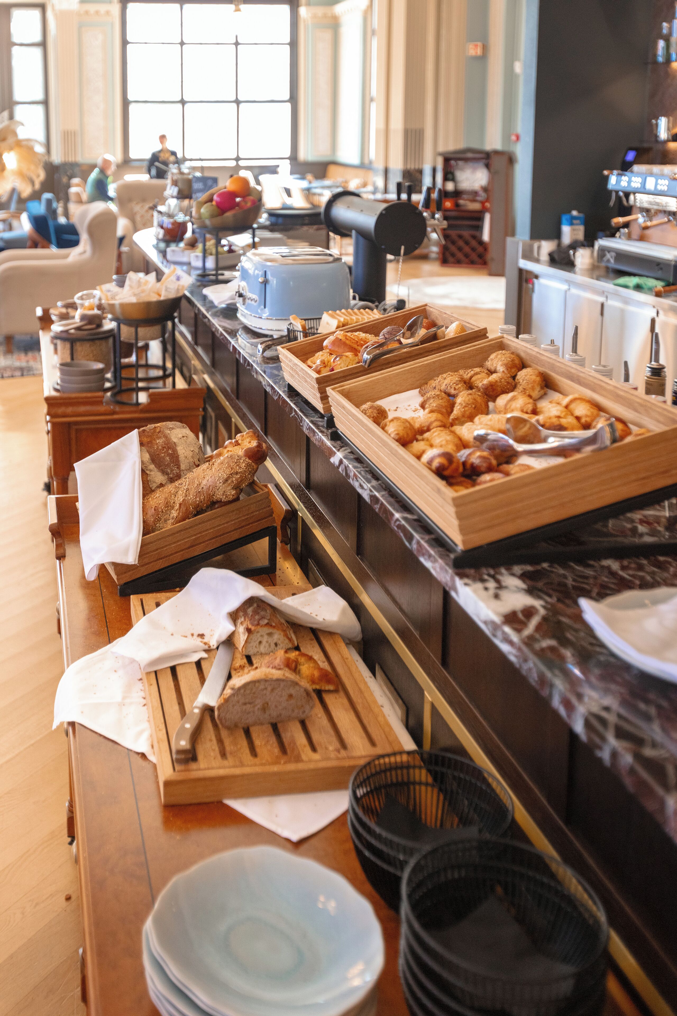 Een buffet met diverse etenswaren en een koffieapparaat.